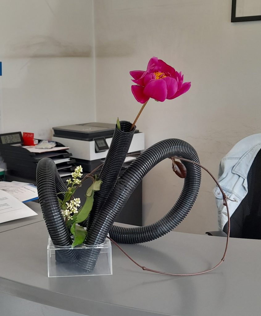 6. Juni ist Tag des Ikebana der Sogetsu Schule mit dem Ziel Arrangements in der Öffentlichkeit auszustellen
Arrangment in der Autowerkstatt