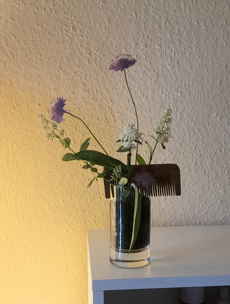 6. Juni ist Tag des Ikebana der Sogetsu Schule mit dem Ziel Arrangements in der Öffentlichkeit auszustellen
Arrangment beim Frisör