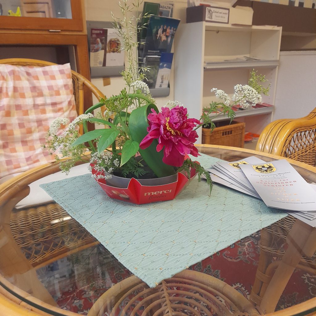 6. Juni ist Tag des Ikebana der Sogetsu Schule mit dem Ziel Arrangements in der Öffentlichkeit auszustellen
Arrangment im Haus der Senioren